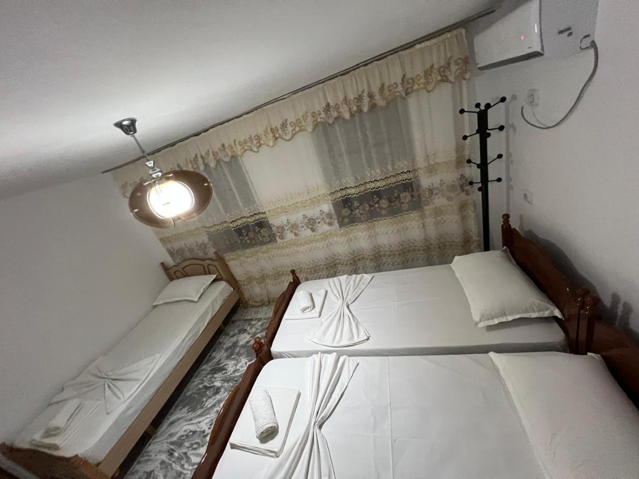 Guest House Lion Berat Eksteriør billede