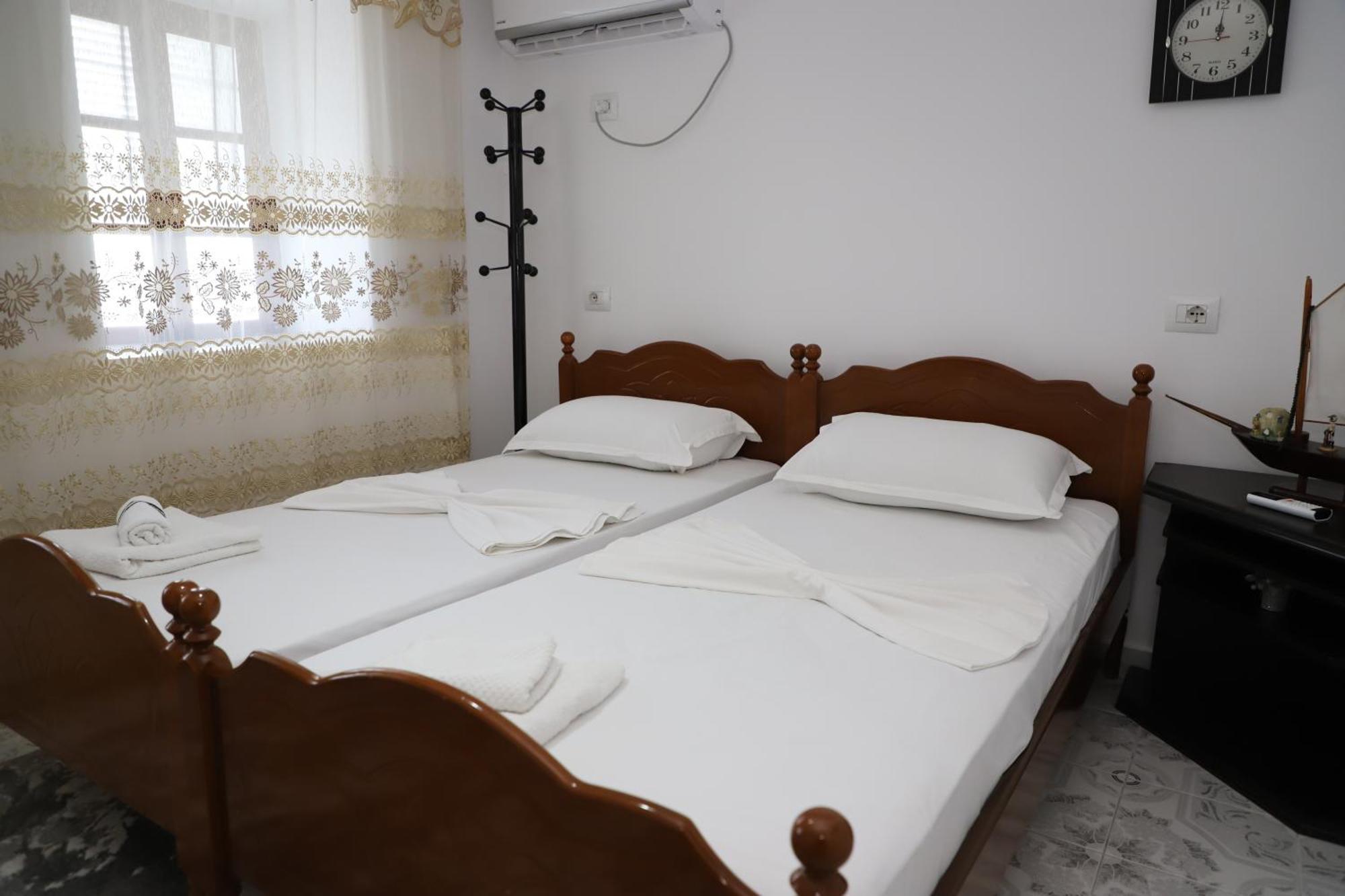 Guest House Lion Berat Eksteriør billede